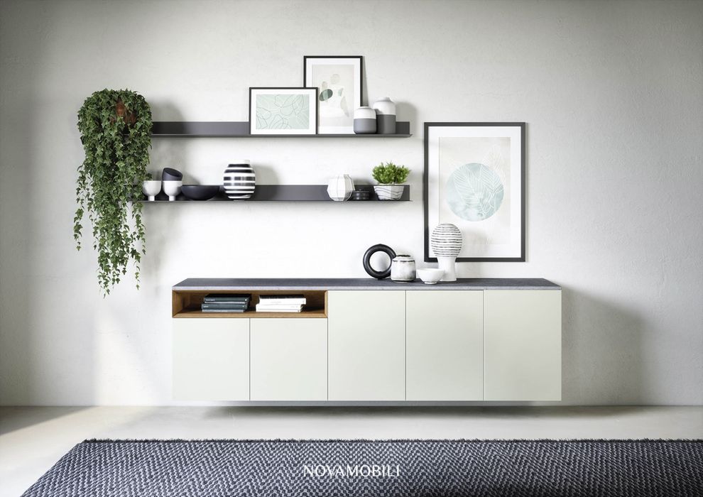 Composition de rangement mural optimisant l'espace dans un petit salon